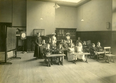 Image: In the schoolroom, c1915