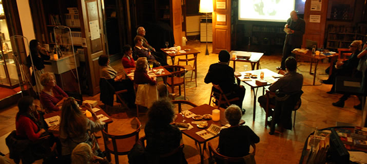 People in la Médiathèque